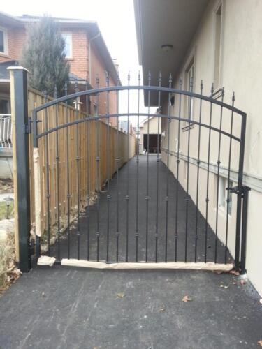 00470 Metal Gates