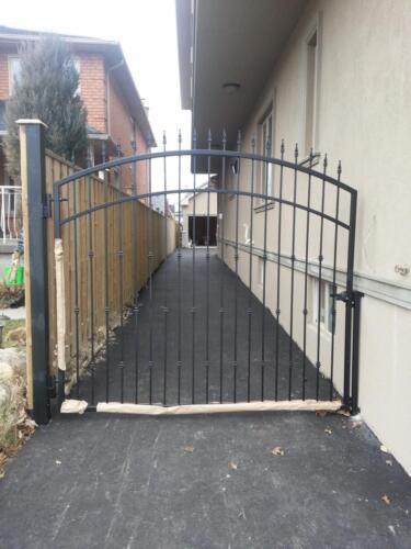 00472 Metal Gates