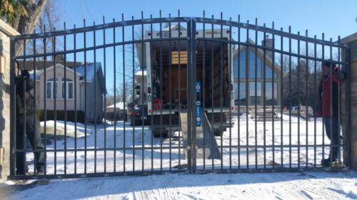 00516 Metal Gates