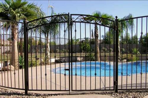 00527 Metal Gates