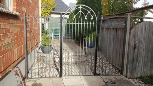 00537 Metal Gates