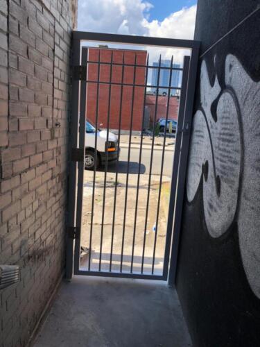 00542 Metal Gates