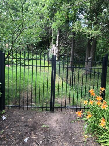 00543 Metal Gates